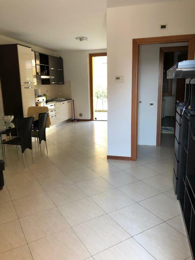 Trilocale in villetta piano terra indipendente Osio Sotto Esterno foto